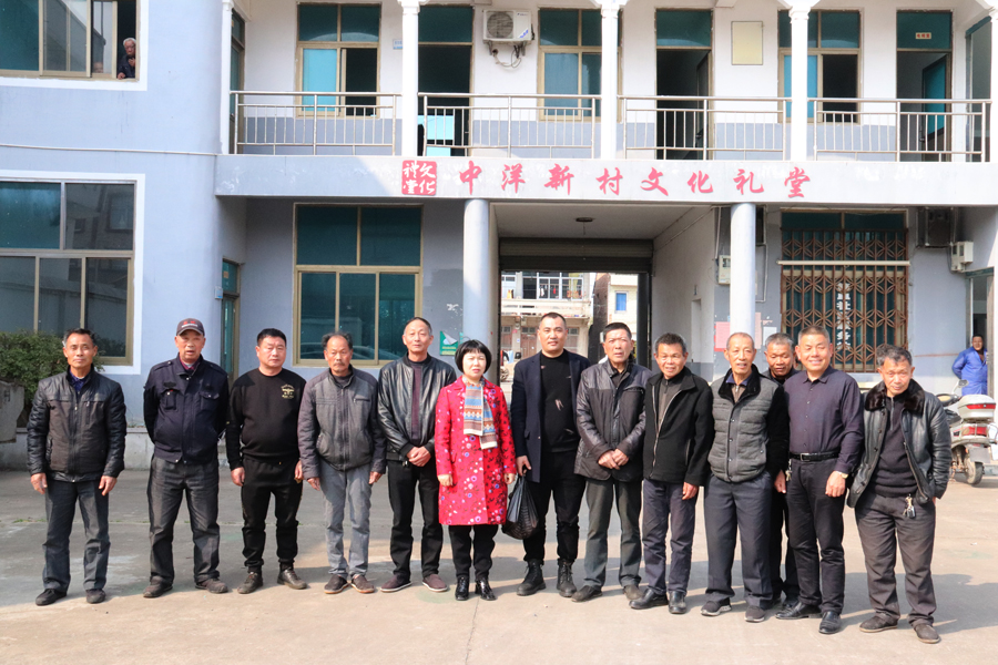 情系家鄉，回報社會。溫嶺市人大代表、美機副總經理林燕飛、美機黨支部書記張繼富慰問新河鎮中洋新村老人